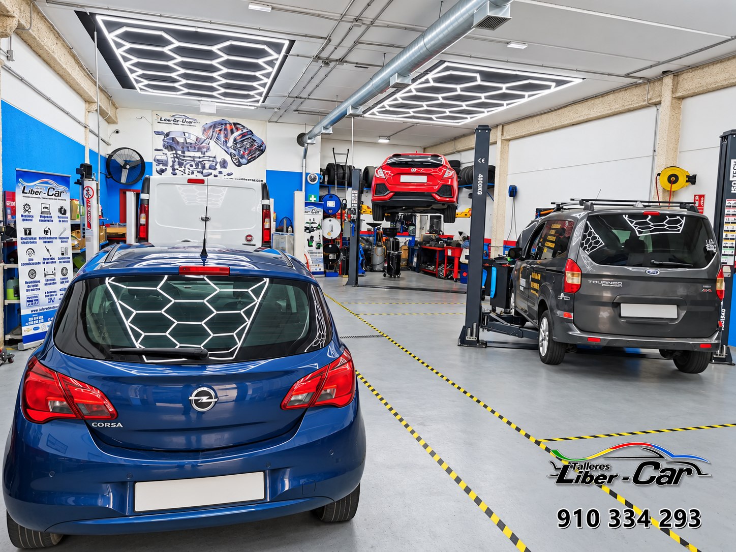 Interior de Talleres Multimarcas Liber-Car con varios vehículos en las zonas de trabajo