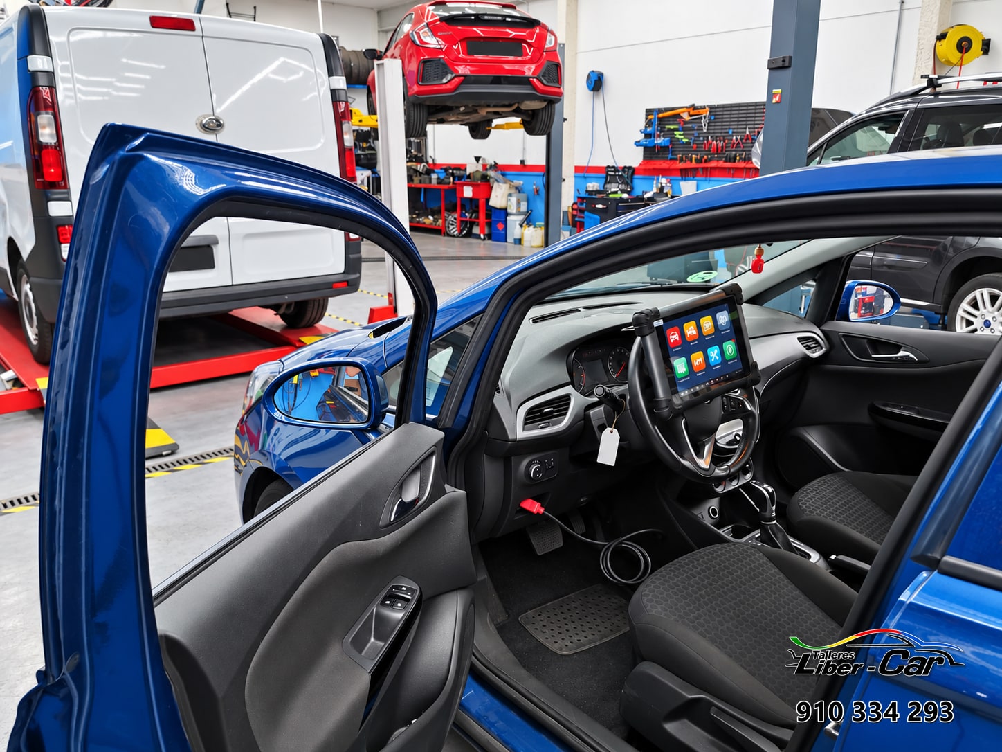 Diagnóstico electrónico en el interior de un automóvil en el taller