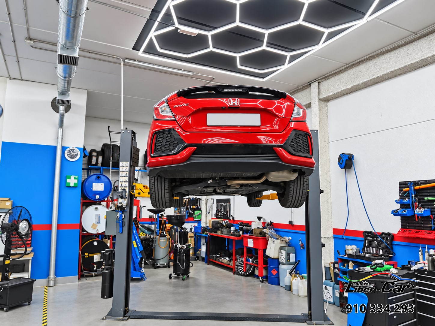 Honda Civic elevado en un puesto de trabajo del taller