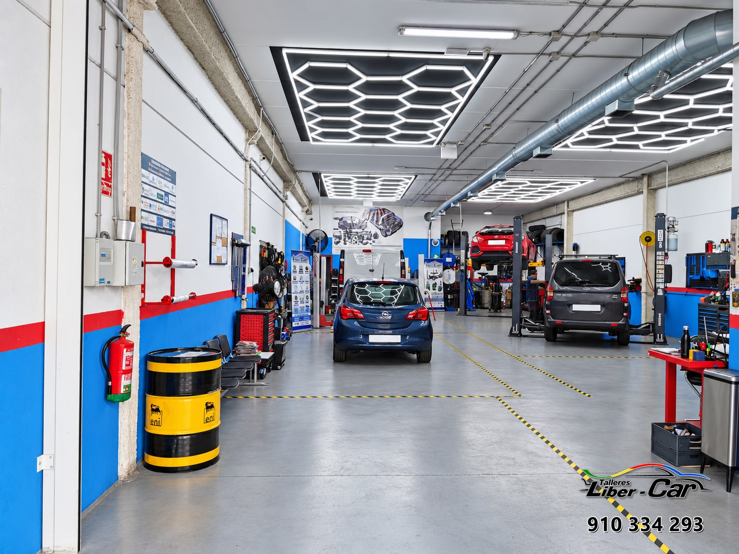 Vista amplia del taller Liber-Car con varios vehículos en reparación